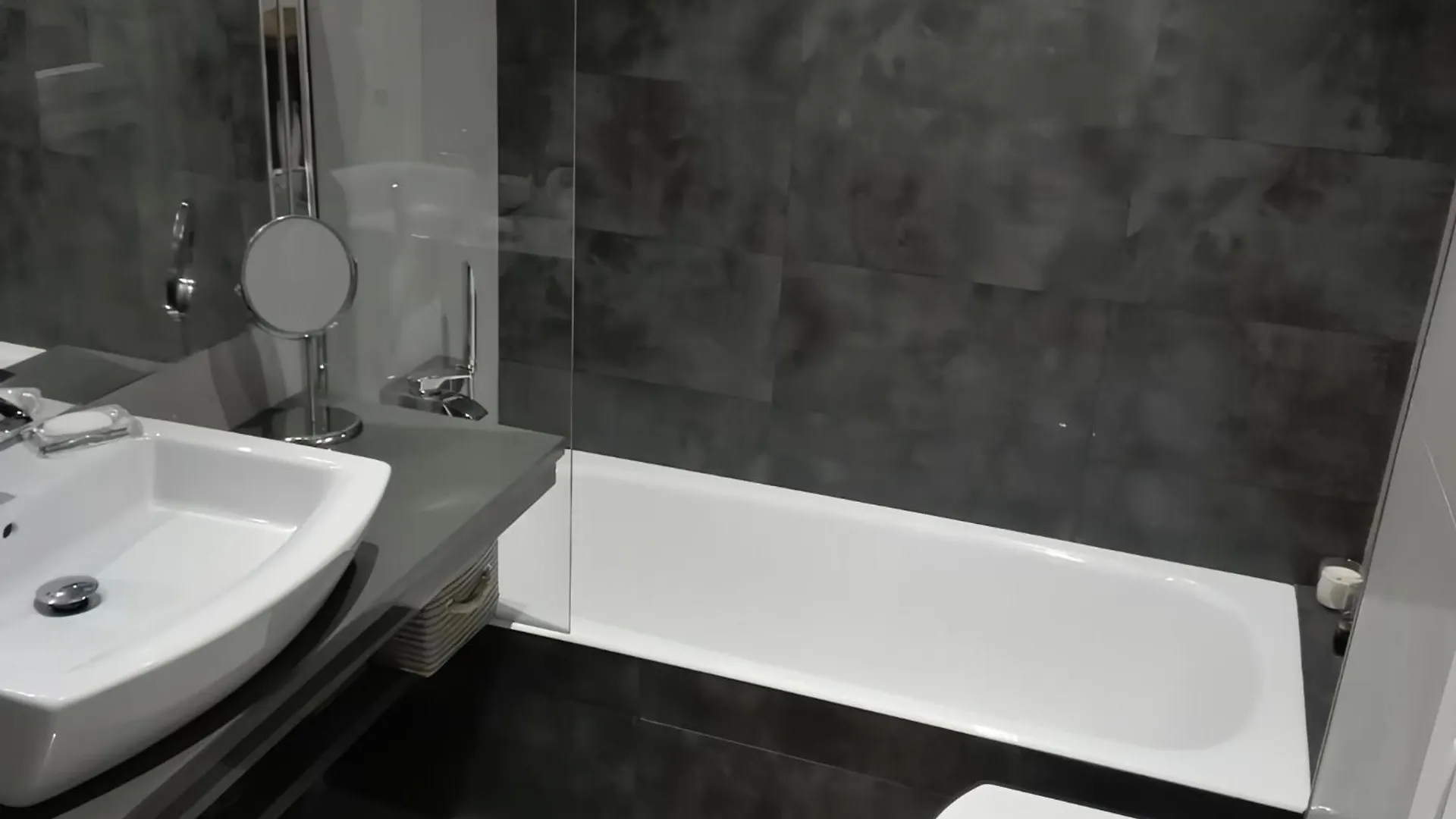 Modern Apartment Near To Guggenheim Museum Bilbao 0*,  Spanien